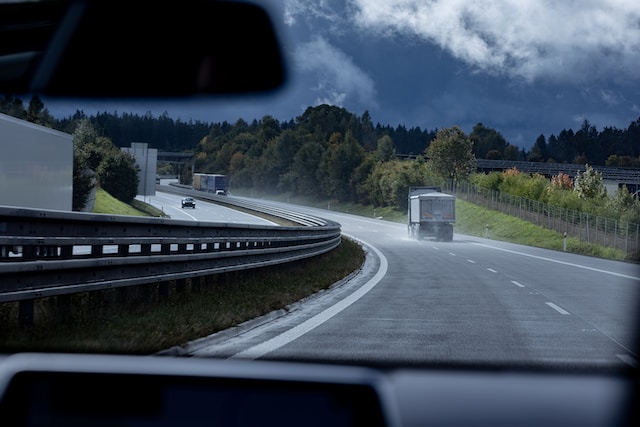 Vad reglerar lagen om inrikes vägtransporter?