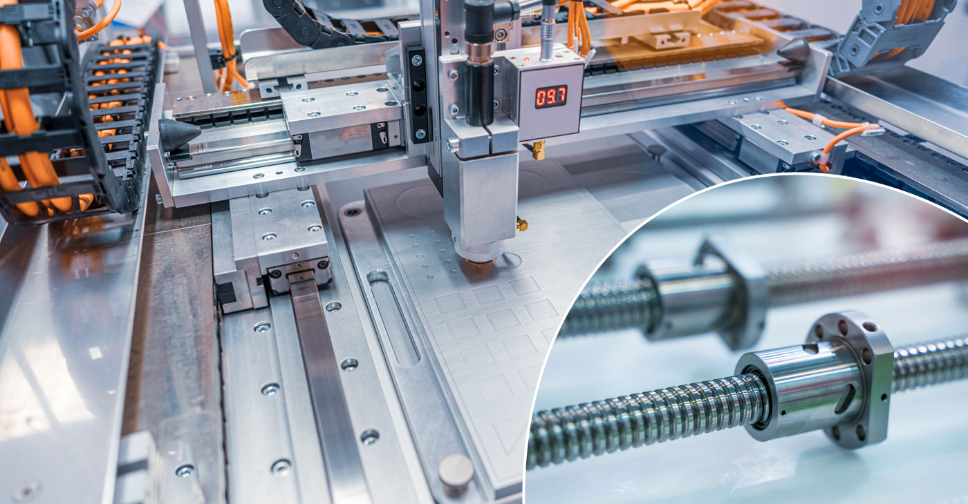 CNC-maskin som bearbetar metallplåt med fleraxligt linjärsystem och infälld bild på en kulskruvsenhet.