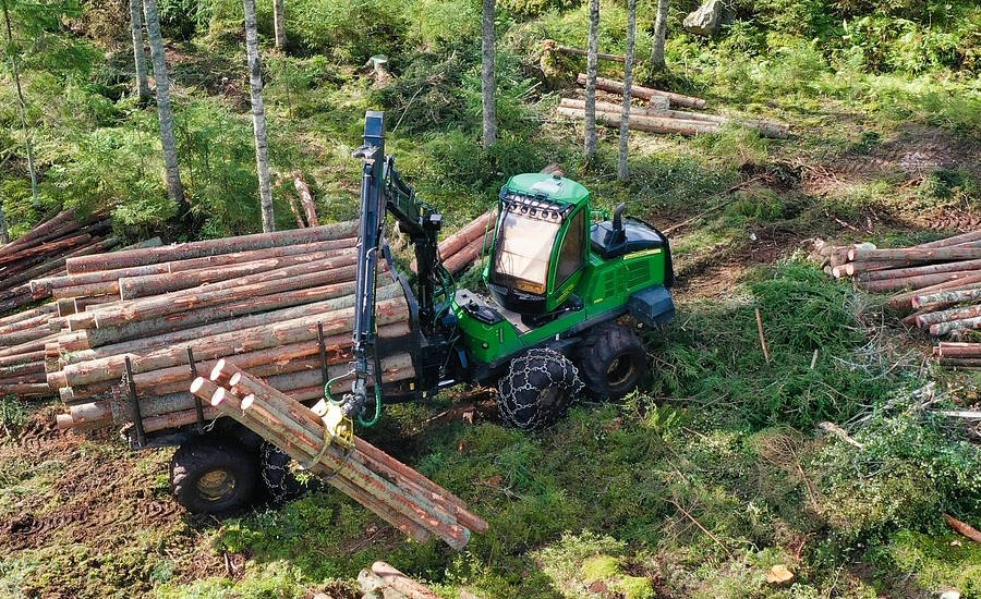 för större skogsbruk på nästintill industriell nivå så är en skotare att föredra framför skogsvagnar och kranar